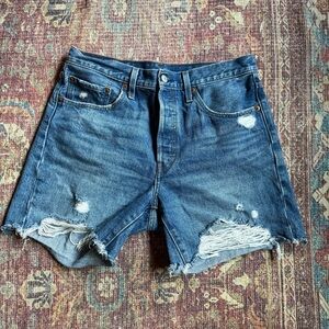 Levi’s 501 Distressed Denim Women Shorts size 31 100% Cotton 5 inch Inseam